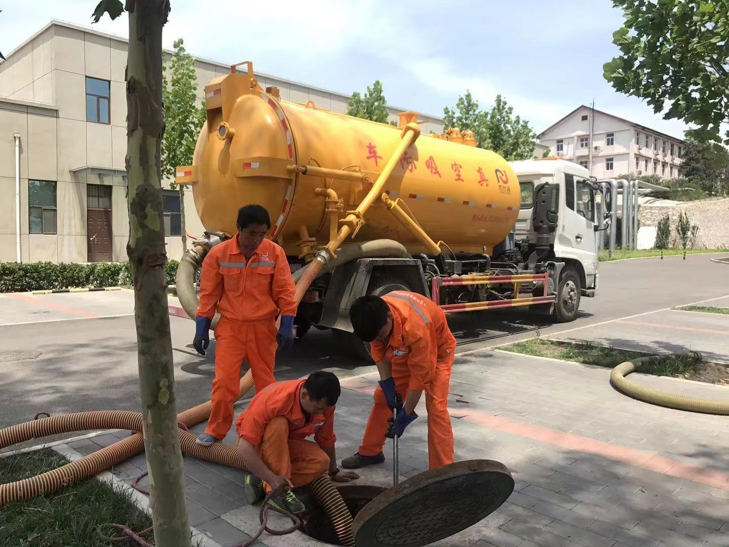 桥头管道疏通车停在窨井附近