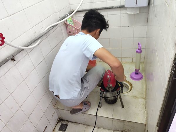 桥头管道堵塞冒臭气 专业师傅现场解决问题
