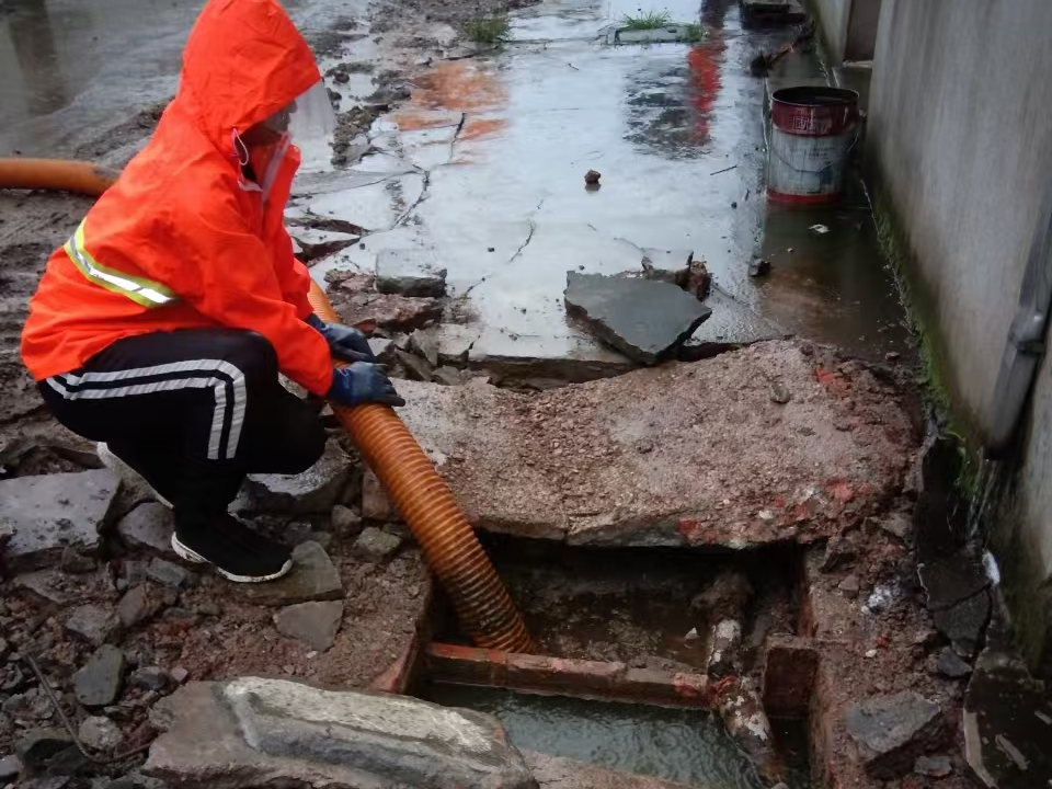 桥头专业清理污水池 炜誉市政以规范流程守护城市 “肠道”