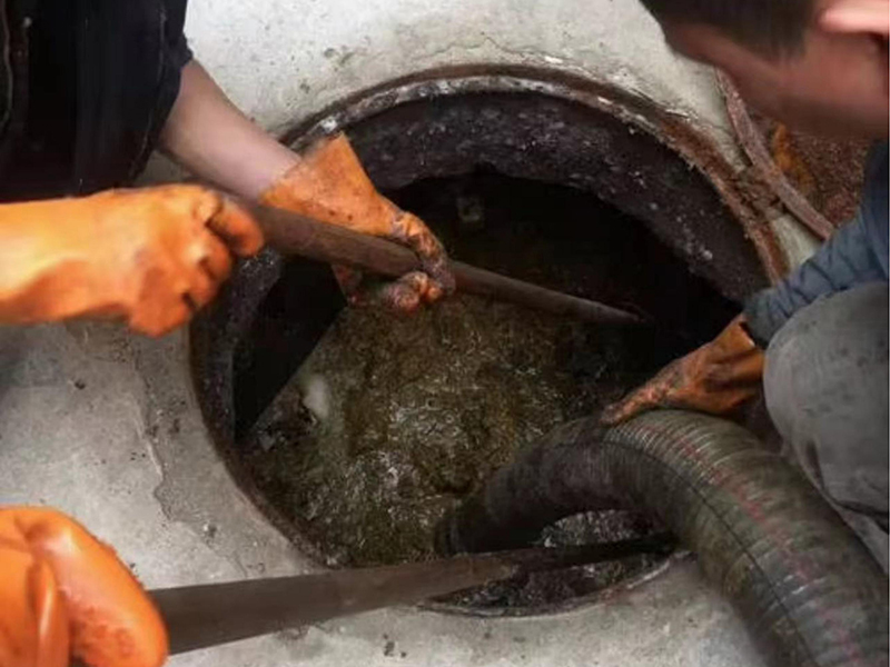 桥头清理化粪池时如何避免沼气的危害?